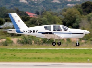  在戛纳获得飞行员执照